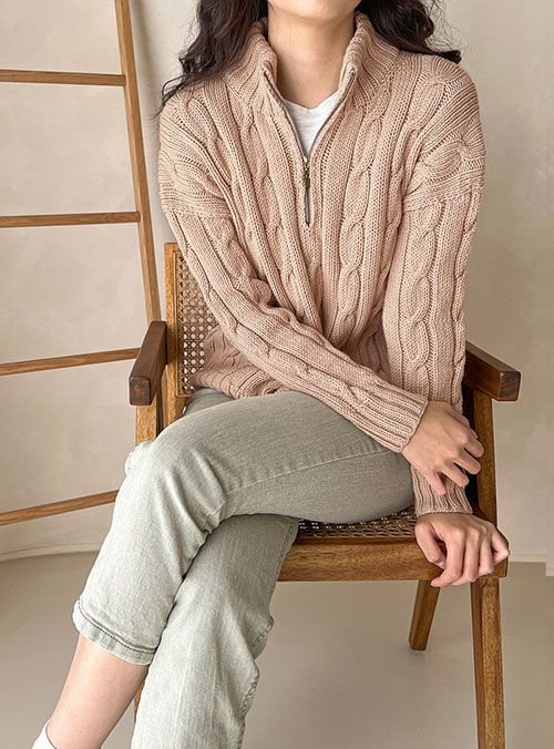 새틴 메리노 울 플러스 꽈배기 하프 집업 스웨터