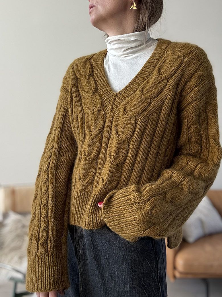 TULIP_LOOP_V_NECK