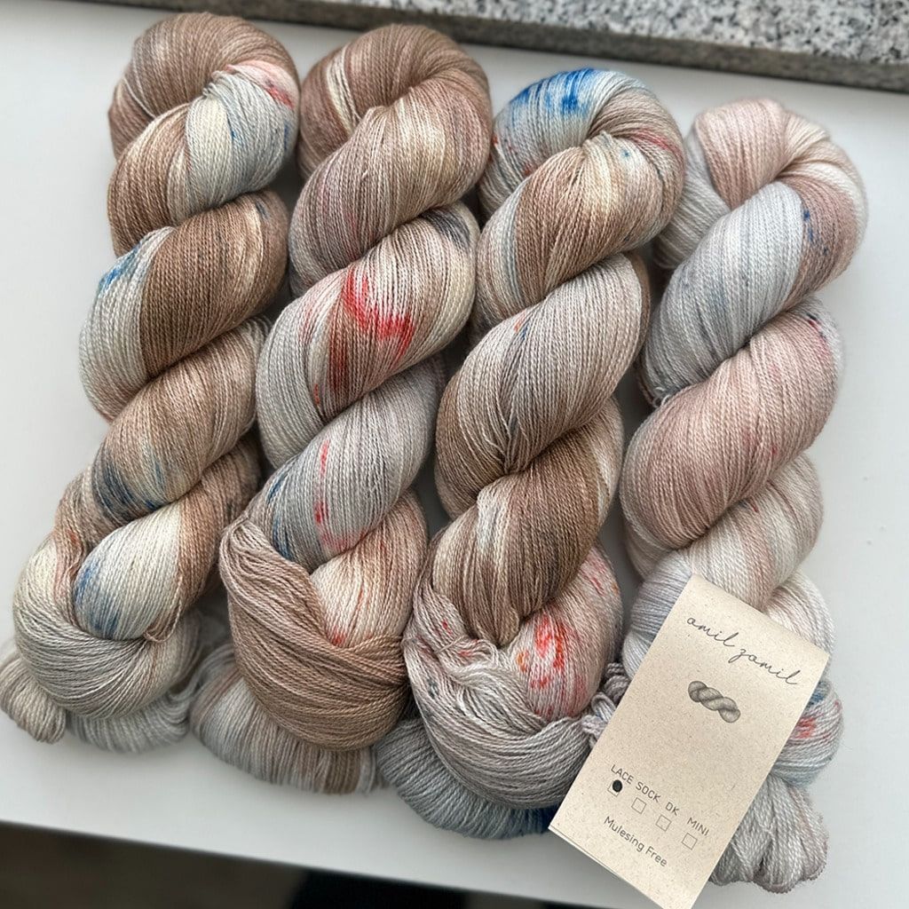 바느질하는 리즈 Lace