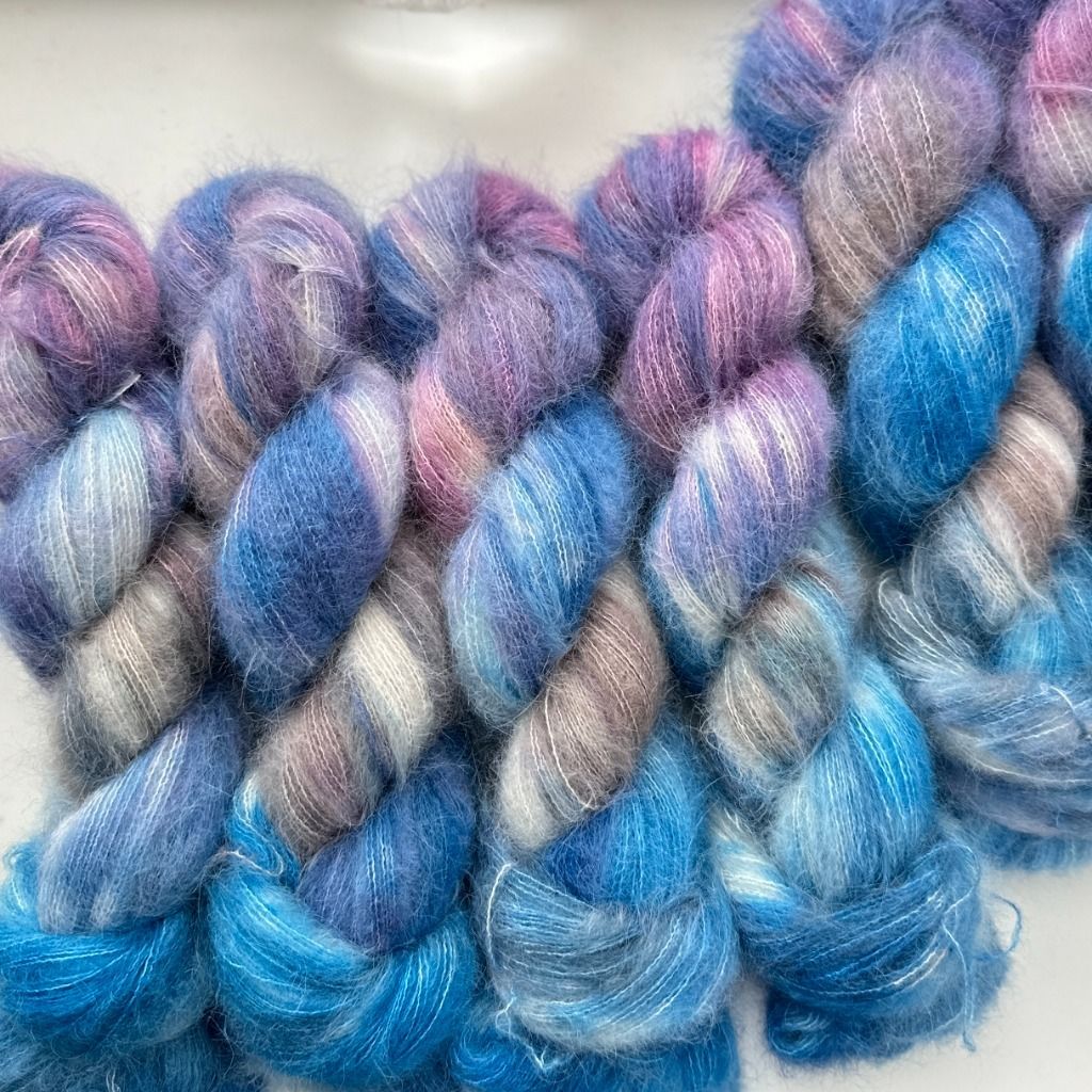 바느질하는 여인 Suri Silk